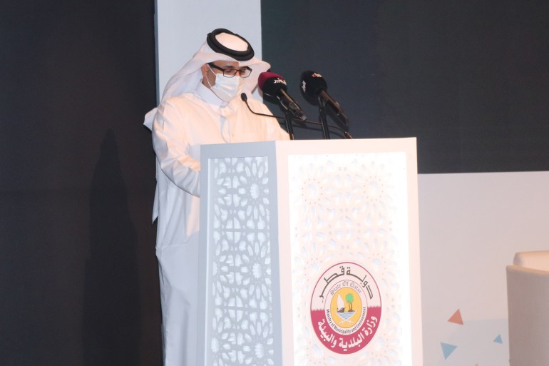 وزير البلدية والبيئة القطري يؤكد أنه تم العمل على زيادة الإنتاج المحلي، وبناء مخزون استراتيجي من السلع الأساسية (الجزيرة)