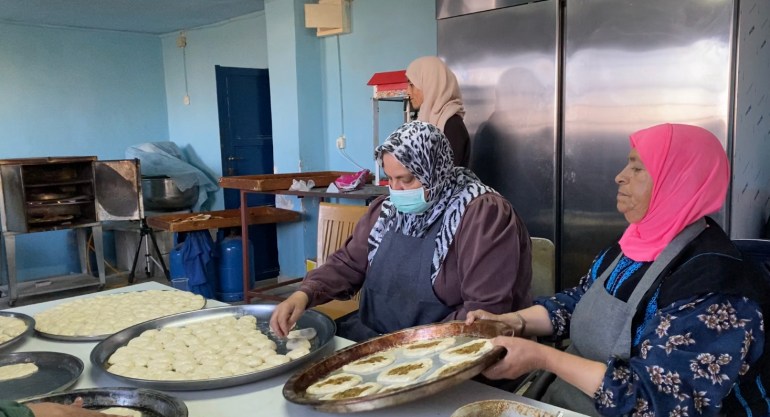 05 05 فادي العصا/ صور أم حسن وهي تقوم بالعمل التطوعي مع مجموعة من النساء لاعداد طعام تصفه بـ الصحي لطلبة المدارس، والذي يساهم في مساعدة النساء اقتصاديا.