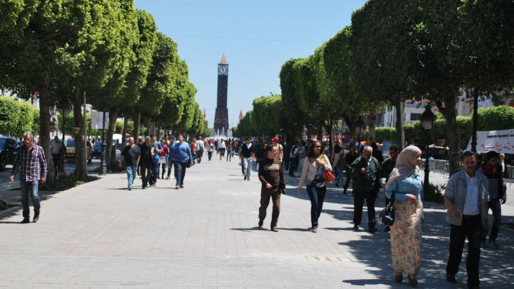 الشارع التونسي يترقب مستجدات الوضع العام بحيرة/شارع الحبيب بورقيبة/العاصمة تونس/سبتمبر/أيلول 2021 (صورة خاصة)