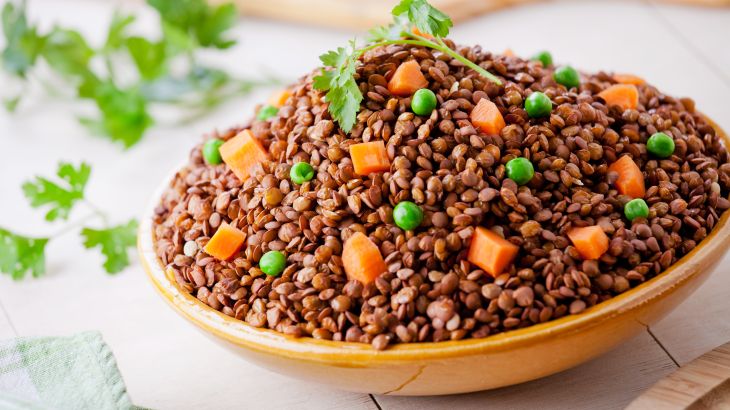 Close up of some organic brown lentils عدس جزر بازيلاء بقول ألياف