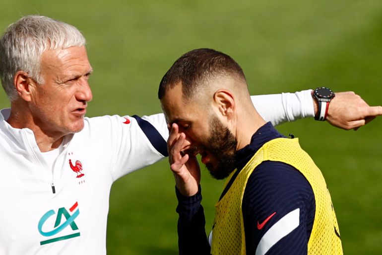 uro 2020 - France Training Soccer Football - Euro 2020 - France Training - Clairefontaine, Clairefontaine-En-Yvelines, France - May 27, 2021 France coach Didier Deschamps with Karim Benzema during training REUTERS/Christian Hartmann