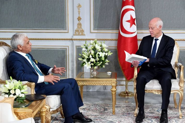 الرئيس التونسي قيس سعيد خلال استقباله النائب في البرلمان الصافي سعيد في 2019 - الصحافة التونسية