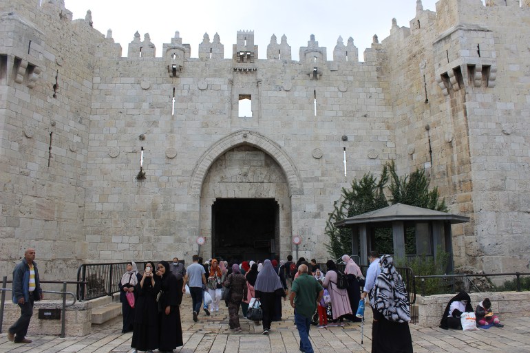 1-أسيل جندي، باب العامود، القدس، توافد المصلين نحو المسجد الأقصى وأسواق القدس(الجزيرة نت)
