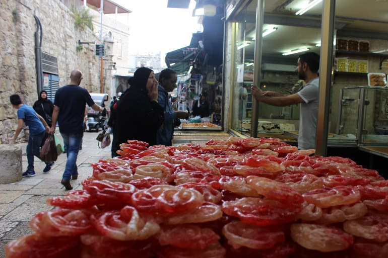 5-حلوى المشبك من حلويات أبو صبيح في طريق الواد بالبلدة القديمة(الجزيرة نت)