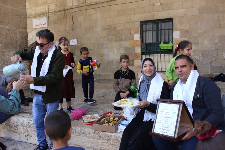 12-مواطنون يوزعون التمر والقهوة وحلويات أخرى على المصلين في المسجد الأقصى(الجزيرة نت)