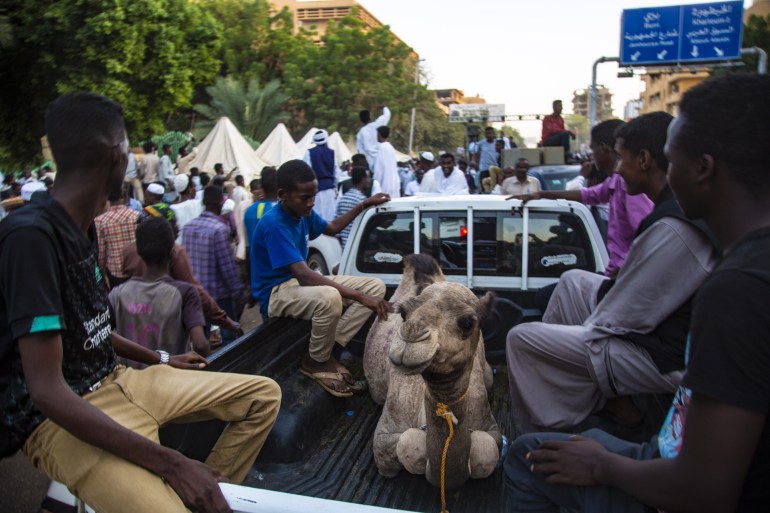 Sit-in protest continues outside Sudanese presidential palace