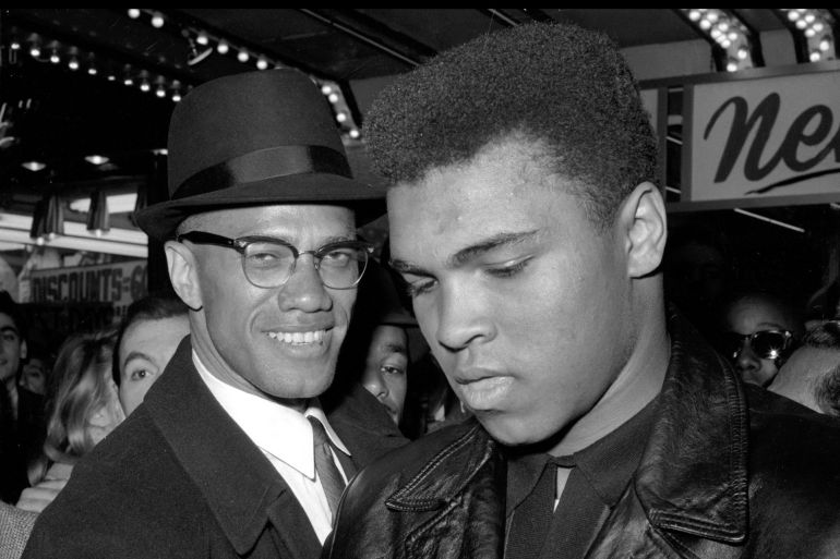 محمد علي (يمين) مع مالكولم إكس في مدينة نيويورك عام 1964 (مواقع التواصل الاجتماعي)