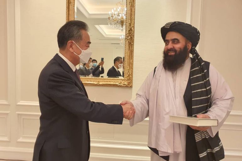 لقاء أمير خان متقي بوزير الخارجية الصيني في الدوحة