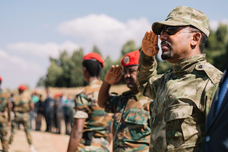 رئيس الوزراء الإثيوبي آبي أحمد بالزي العسكري
