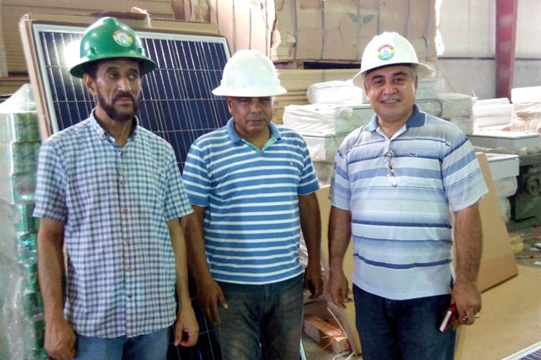 قرر محمود مع أصدقائه المهندسين الاعتماد على الطاقة الشمسية في توليد الكهرباء للمنازل - الجزيرة نت
