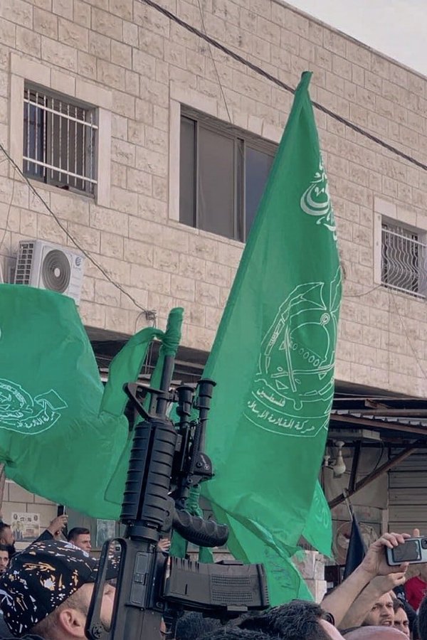 راية حماس وبندقية القسام في مخيم جنين 