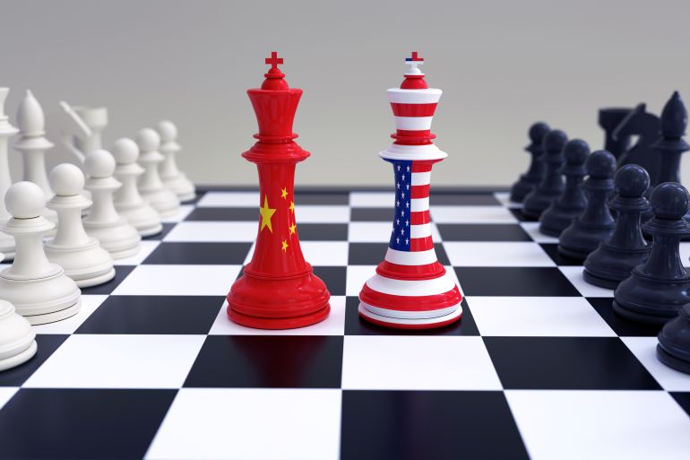 الولايات المتحدة الأمريكية والصين مع تمثيل العلاقة بينهما بقطع شطرنج