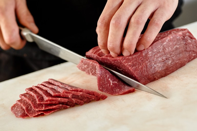 سكين مطبخ - سكاكين مطبخ - غيتي إيميجز Japanese man slicing meat