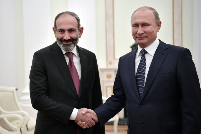 Russian President Vladimir Putin (R) meets with Armenian Prime Minister Nikol Pashinyan at the Kremlin in Moscow, Russia June 13, 2018. Sputnik/Alexei Nikolsky/Kremlin via REUTERS ATTENTION EDITORS - THIS IMAGE WAS PROVIDED BY A THIRD PARTY.
