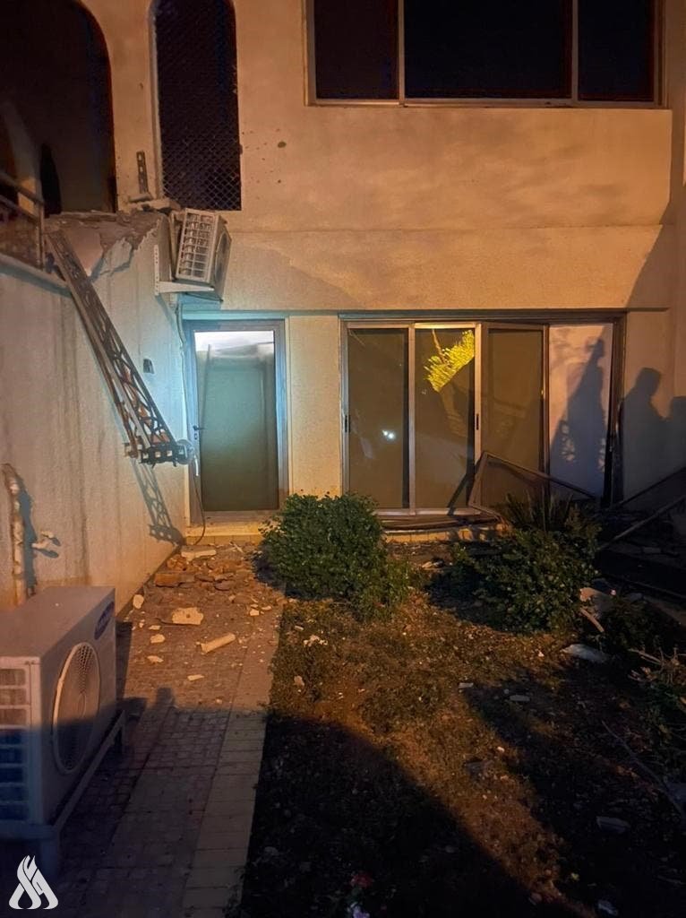 تنشر وكالة الانباء العراقية (واع) الصور الأولية لاثار القصف الذي استهدف منزل رئيس مجلس الوزراء مصطفى الكاظمي.