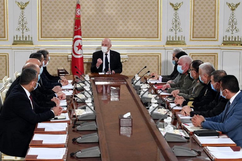 تعليق الصورة: صورة نشرها حساب الرئاسة التونسية على موقع فيسبوك لاجتماع مجلس الأمن القومي بإشراف الرئيس قيس سعيد