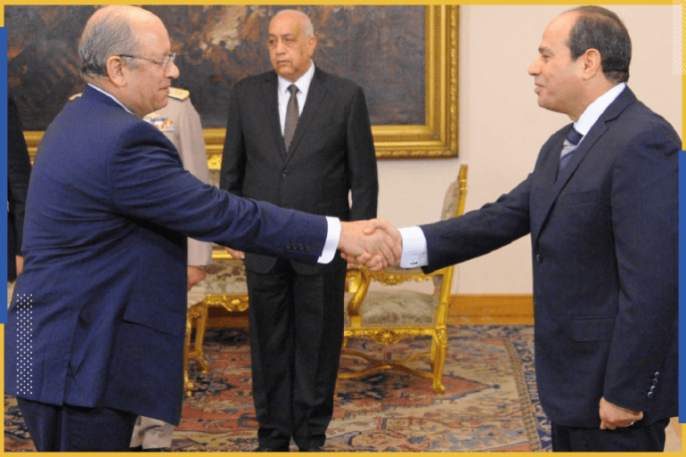 القاضي أحمد أبو العزم مع الرئيس المصري عبدالفتاح السيسي (رويترز)