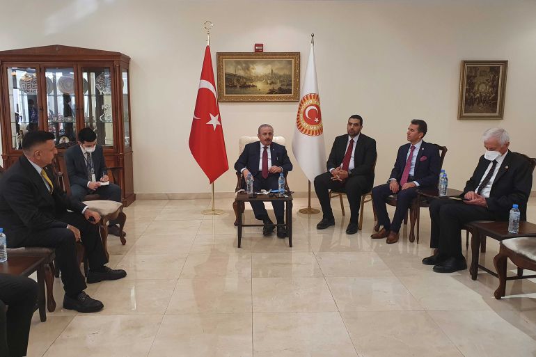 جانب من لقاء رئيس البرلمان التركي مصطفى شطوب مع الصحفيين خلال زيارته للدوحة