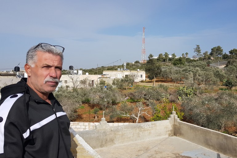 صالح مصطفى مزهر- من سطح منزله المقابل لمستوطنة حلميش- صورة خاصة الجزيرة نت- رام الله -يناير2022