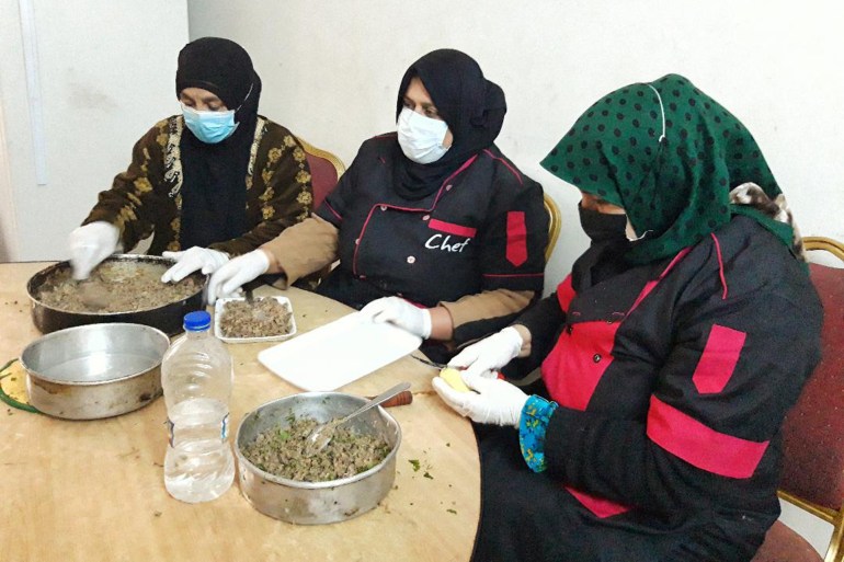 عاملات من المصنع أثناء اعدادهن أكلة الشيخ محشي الشهيرة في الموصل