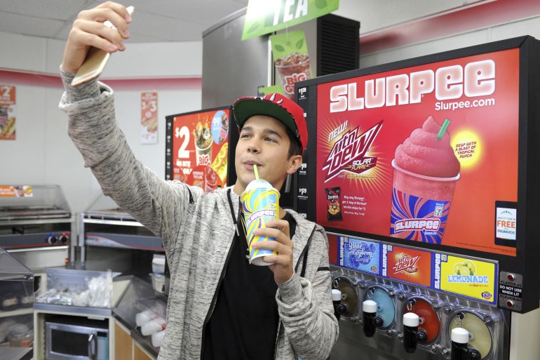 Slurpee BOCA RATON, FL - MAY 06: Singer Austin Mahone takes a selfie and enjoys a Slurpee during 7-Eleven's kickoff for Slurpee All Access Chill on May 6, 2015 in Boca Raton, Florida. Larry Marano/Getty Images for 7-Eleven/AFP (Photo by Larry Marano / GETTY IMAGES NORTH AMERICA / Getty Images via AFP) الفرنسية
