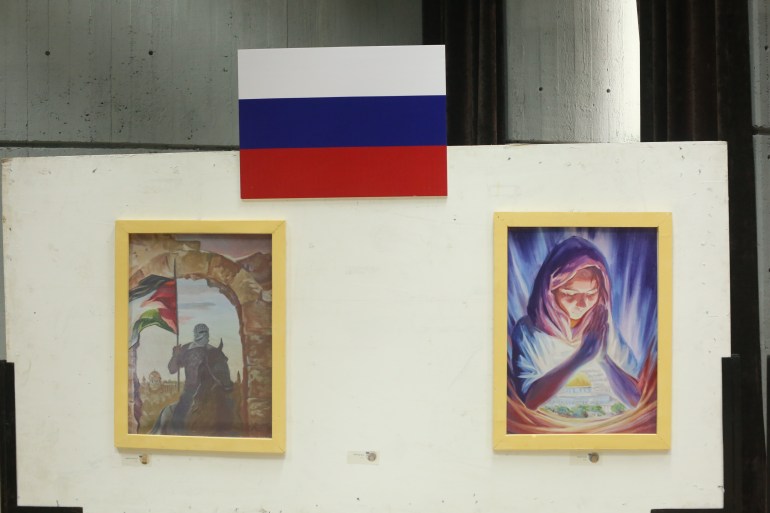 50 فناناً بينهم روس شاركوا في معرض دعم المقاومة في غزة-رائد موسى-الجزيرة نت