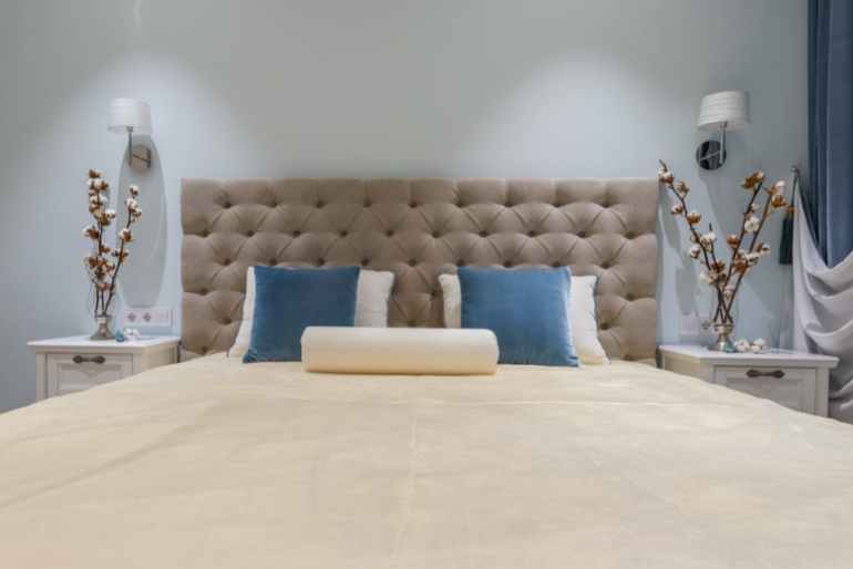 غرفة النوم الرومانسية تعمل على المزيد من الراحة والهدوء والرومانسية، ومن أهم الألوان لغرف المتزوجين هي لون الكراميل- (بيكسلز).