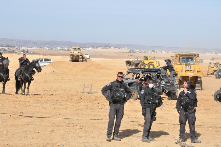 قوات معززة من الشرطة الإسرائيلية تقتحم أراضي الأطرش لتجريفها.