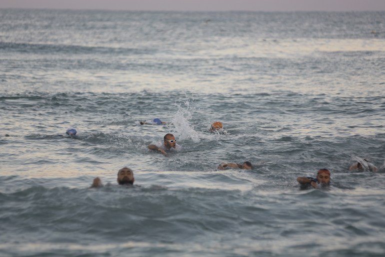 مجموعات عديدة تشارك في السباحة على الشاطئ