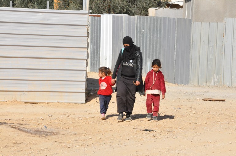 أم بدوية بالنقب ترافق طفليها للمدرسة سيرا على الأقدام لعدة كيلومترات. - FW: واقع المرأة البدوية في النقب.. معيقات وتحديات