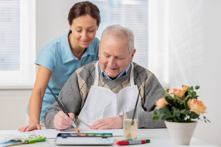 توفير الرعاية الصحية لكبار السن المصابين بالألزهايمر