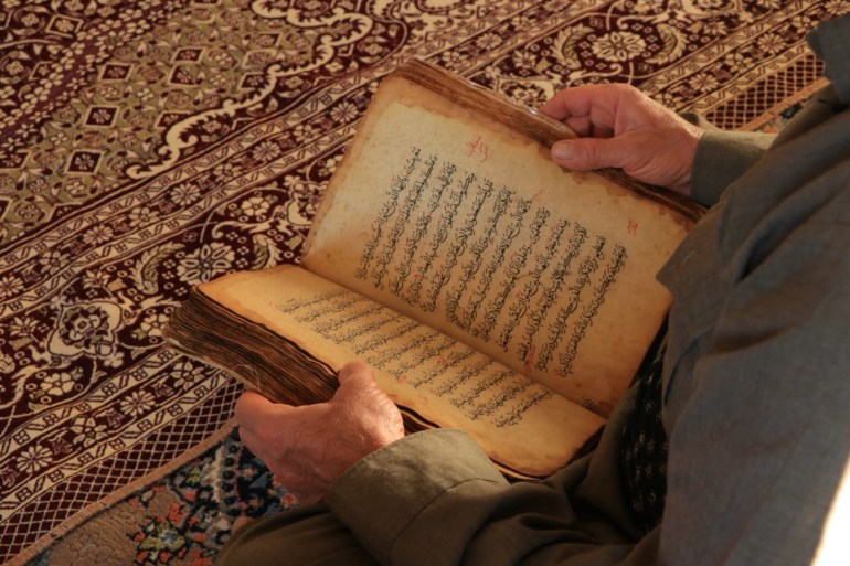 تعرف على مصحف عمره أكثر من 7 قرون مكتوب بخط اليد في قرية عراقية