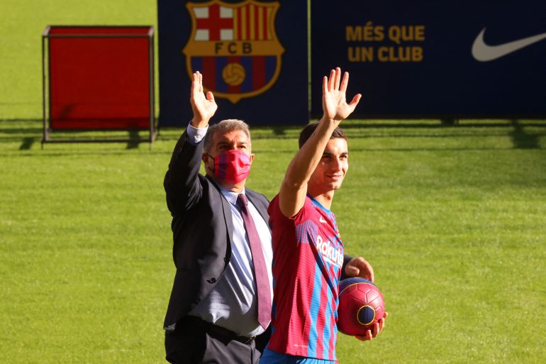 FC Barcelona unveil Ferran Torres Soccer Football - FC Barcelona unveil Ferran Torres - Camp Nou, Barcelona, Spain - January 3, 2022 FC Barcelona's Ferran Torres and FC Barcelona president Joan Laporta wave to the fans during the unveiling REUTERS/Nacho Doce