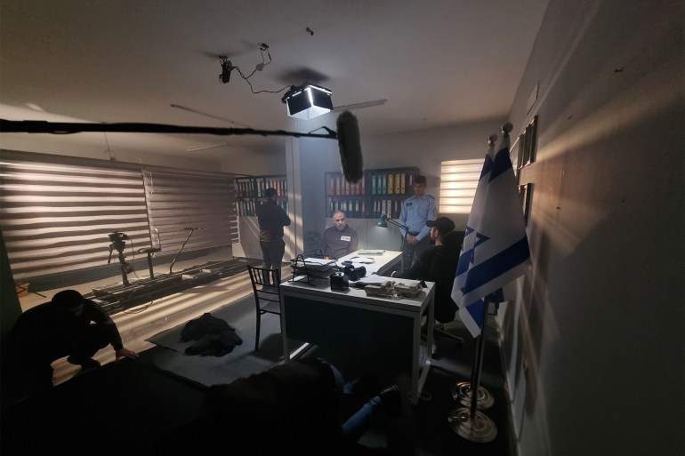 مشهد من المسلسل لضباط إسرائيليين خلال عملية ملاحقة أسرى جلبوع-رائد موسى-الجزيرة نت