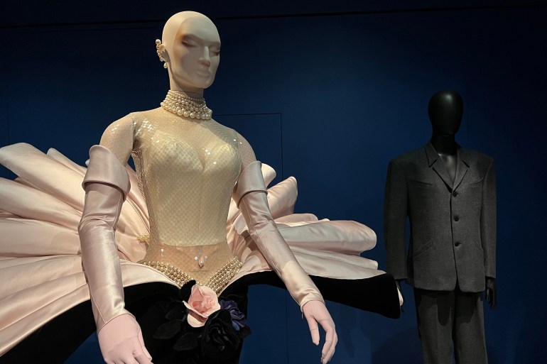 حفصة علمي / باريس / فن / تقرير تيري موغلر.. الجنون الإبداعي لمصمم أزياء فرنسي في متحف الفنون الزخرفية في باريس "