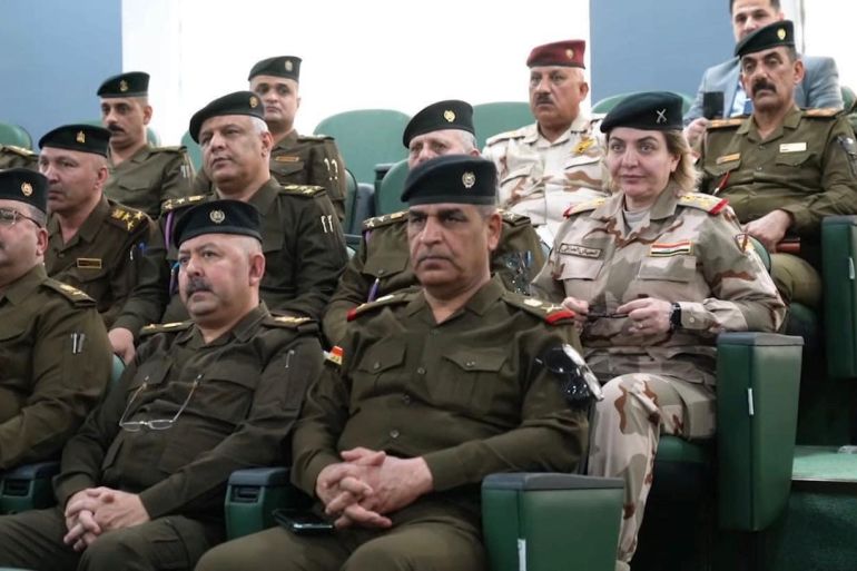 العميد الركن انغام تتوسط اجتماعا يضم قيادات الجيش العراقي