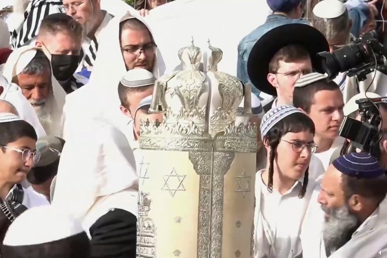يهود يمارسون طقوسهم في الحرم الإبراهيمي بحماية القوات الإسرائيلية