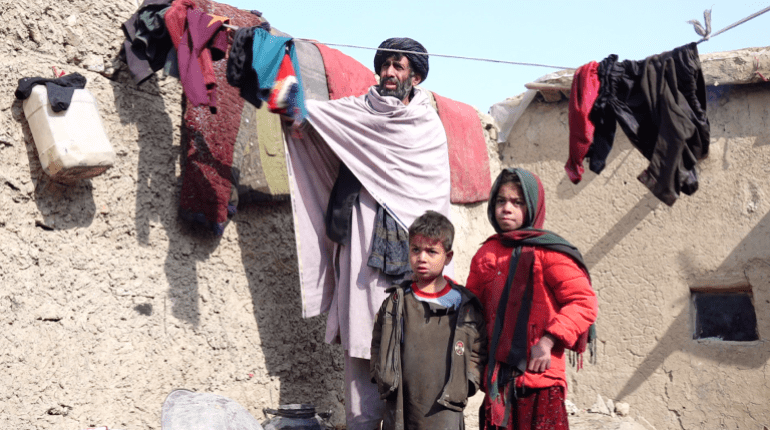 عبد الحميد محمد حسن نزح من هلمند بسبب الحروب السابقة قبل 13 عاما ويسكن حيا فقيرا في كابل