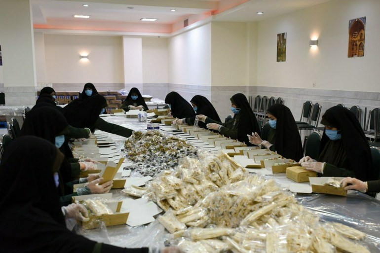 الصائمات يساهمن في إعداد مائدة الإفطار في المساجد والعتبات المقدسة في إيران