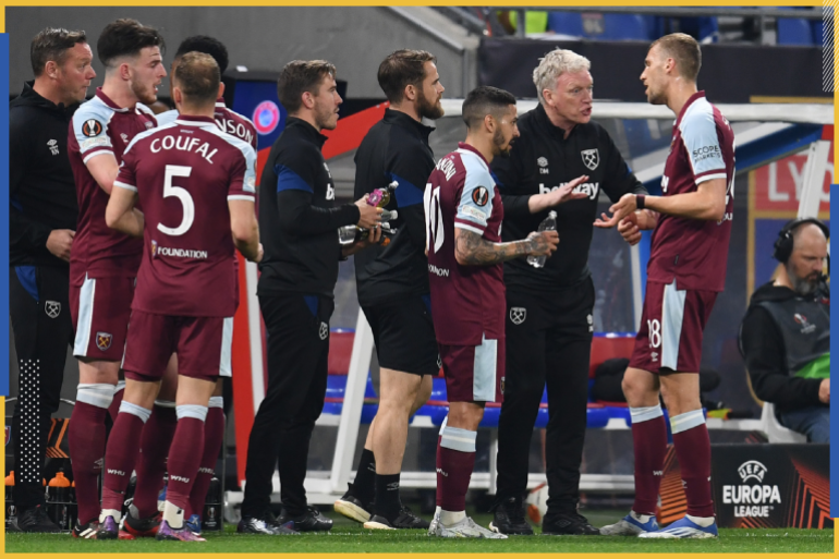 LYON, FRANCE - APRIL 14: David Moyes, Manager of West Ham United speaks to players of West Ham United during the UEFA Europa League Quarter Final Leg Two match between Olympique Lyon and West Ham United at Parc Olympique on April 14, 2022 in Lyon, France. (Photo by Claudio Villa/Getty Images)