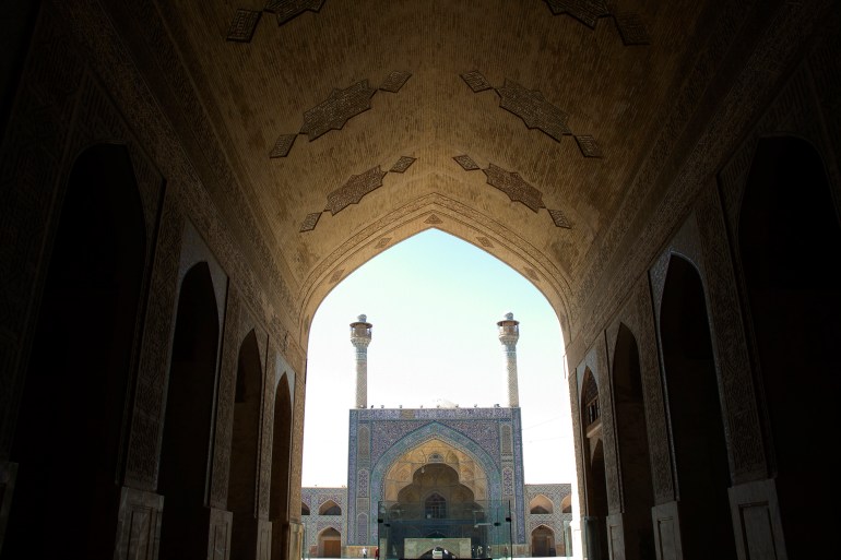 ينعكس مسجد عتيق تطور العمارة الفارسية خلال القرون الثلاثة عشر الماضية بعد الإسلام. الجزيرة