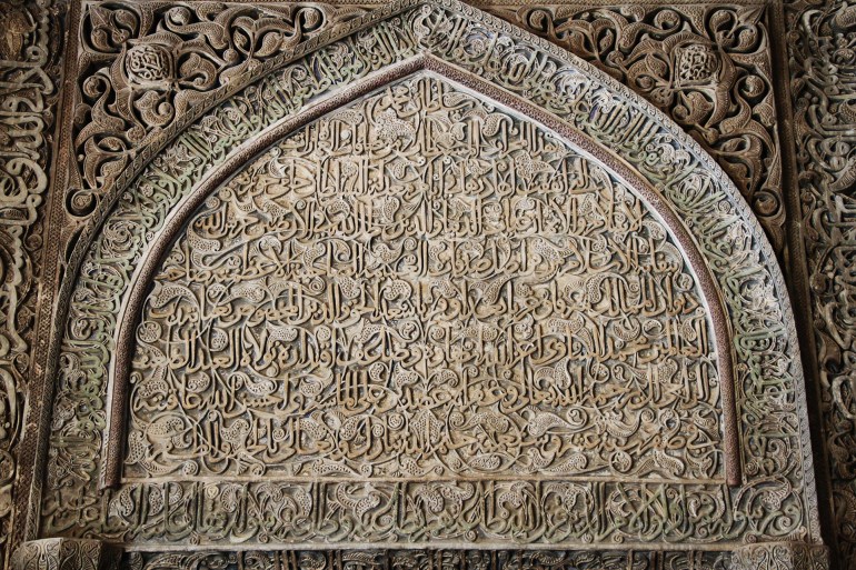 مسجد جامع اصفهان زخارف ومنقوشات محراب الجايتو في مسجد عتيق. الجزيرة (2)