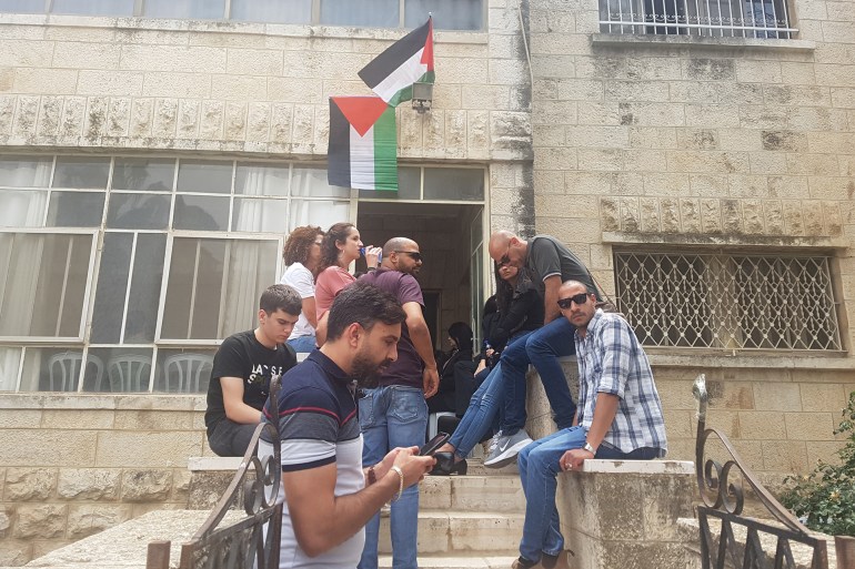 2- من أمام منزل عائلة شيرين أبو عاقلة في القدس(الجزيرة نت)