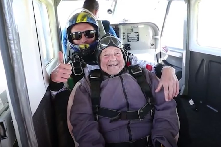 مشاهد مميّزة لسيدة سويدية تبلغ من العمر103 سنة تحطم رقمًا قياسيًّا في القفز المظلي