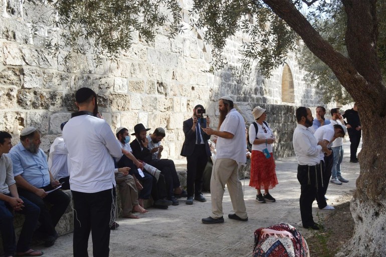 القدس-المسجد الأقصى-مستوطنون يستمعون لدرس ديني عند سور الأقصى الشرقي قرب باب الرحمة-مواقع التواصل-30_11_2021
