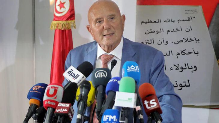 رئيس جبهة الخلاص الوطني المعارضة في تونس أحمد نجيب الشابي خلال مؤتمر صحفي للجبهة