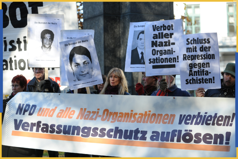 متظاهرون مناهضون للنازية يمشون مع لافتات تظهر صوراً للمهاجرين الذين قتلوا على يد مجموعة من النازيين الجدد ، خلال مظاهرة في ميونيخ 2011 (رويترز)