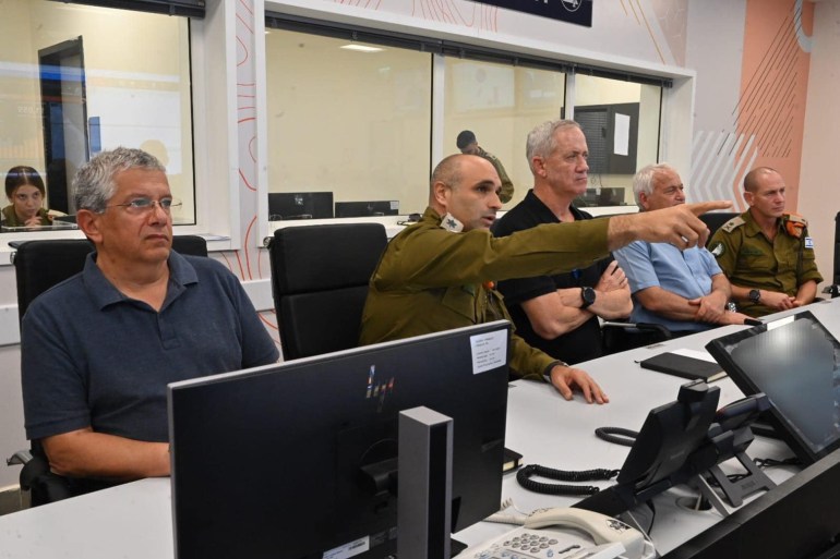 وزير الأمن الإسرائيلي بيني غانتس في غرفة العمليات الخاصة يشرف على عملية "بزوع الفجر" ضد حركة الجهاد الإسلامي