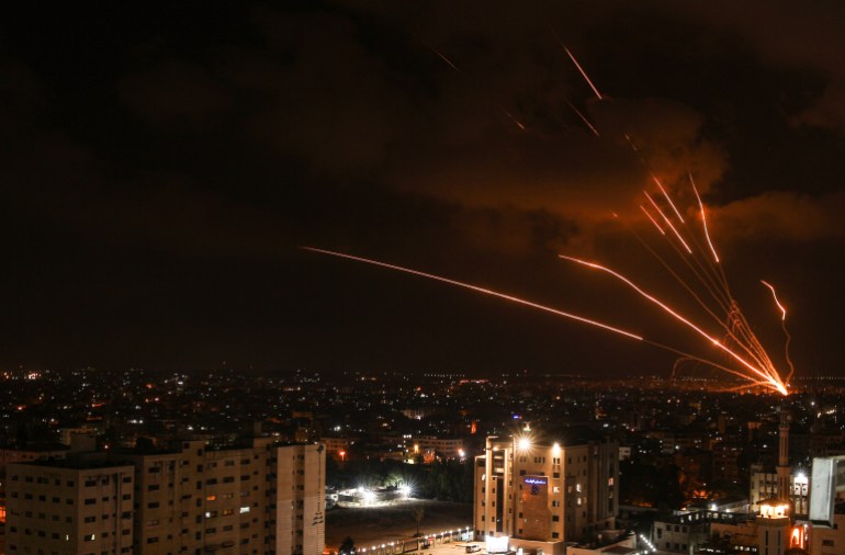 أعلنت "سرايا القدس"، الجناح المسلّح لحركة الجهاد الإسلامي، عن "إطلاق 100 صاروخ من قطاع غزة"، على مدن إسرائيلية، ردا على اغتيال إسرائيل لـ"تيسير الجعبري" أحد قادتها البارزين. ( Ali Jadallah - وكالة الأناضول )