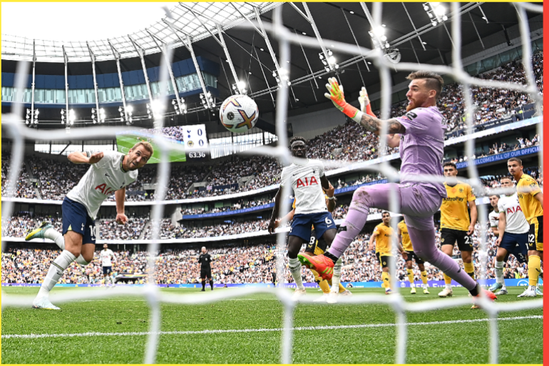 LONDON, ENGLAND - AUGUST 20: Harry Kane of Tottenham Hotspur scores his sides first goal past Jose Sa of Wolverhampton Wanderers during the Premier League match between Tottenham Hotspur and Wolverhampton Wanderers at Tottenham Hotspur Stadium on August 20, 2022 in London, England. (Photo by Clive Mason/Getty Images)